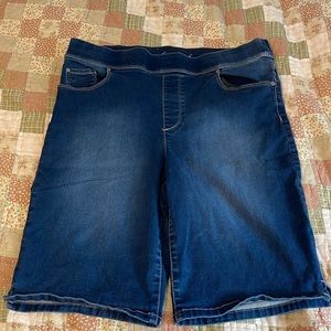 Blue denim slimming Bermuda shorts